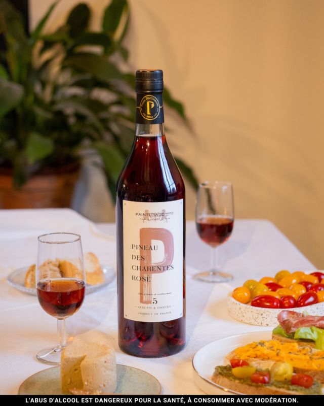 Vous cherchez à sublimer vos instants gourmands ? ✨

Tout au long de l'année, notre Pineau des Charentes rosé s'invite à vos tables pour apporter une touche de fraicheur et de gourmandise. De l'apéritif au dessert, il révèle des saveurs exquises de fruits rouges qui enchantent vos papilles. 

👉🏼 À retrouver en cliquant sur le lien en bio

📸 @giovannaiadaa

#pineau #pineaudescharentes #pineaurosé #spiritueux #spiritueuxfrancais #spirits #grandechampagne #cognaclover #cognaclife #charente #cognacmaville #discovercognac #destinationcognac #igerscognac