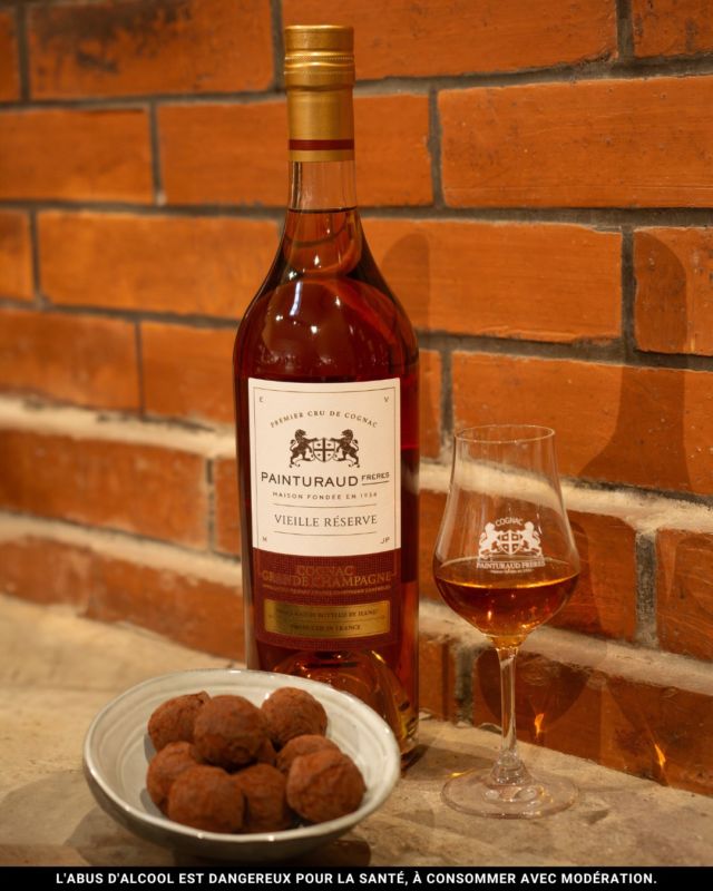 Avis à tous les gourmands (et on sait que vous êtes nombreux), voici l’accord parfait 🥃

En cette Journée mondiale du chocolat, laissez-vous séduire par un mariage unique. Notre Cognac Vieille Réserve, patiemment vieilli pendant une vingtaine d'années, est l’accord parfait pour sublimer vos douceurs chocolatées. ✨
Ses arômes de sous-bois, de vanille et de rancio s’harmonisent à merveille avec l’intensité du chocolat, créant une expérience de dégustation inoubliable.

📸 @giovannaiadaa

#cognactasting #cognac #cognaccollection #cognaccollector #spiritueux #spiritueuxfrancais #spirits #grandechampagne #cognaclover #cognaclife #charente #cognacmaville #discovercognac #destinationcognac #igerscognac