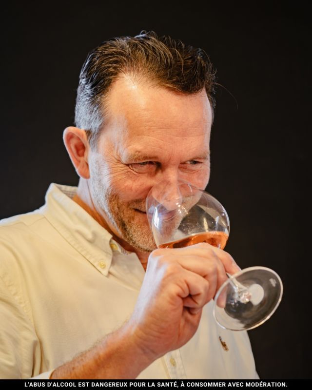 Découvrez Vincent, un pilier de la Maison Painturaud Frères !

Si vous ne le connaissez pas encore, il est le deuxième de la fratrie et un véritable passionné. En plus de nous accompagner sur la partie oenologie et dégustation, Vincent est également maître de chais chez Océalia, et directeur de la branche viticole. 🍇

Mais ce n'est pas tout... Pour l'anecdote, c'est lui qui a installé le tout premier ordinateur au domaine, apportant une touche de modernité !

📸 @giovannaiadaa

#cognactasting #pineau #pineaudescharentes #pineaublanc #cognac #cognaccollection #cognaccollector #spiritueux #spiritueuxfrancais #spirits #grandechampagne #cognaclover #cognaclife #charente #cognacmaville #discovercognac #destinationcognac #igerscognac
