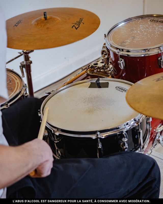 Quand Emmanuel ne distille pas les meilleures eaux-de-vie, il enflamme la scène rock !

Eh oui, voici la main d’Emmanuel, prête à taper le rythme sur sa batterie. 🥁

Petit scoop ! À 17 ans, il a monté son tout premier groupe de rock, et aujourd'hui, il en est à son cinquième ! Un véritable passionné qui met autant d'énergie dans ses concerts que dans son travail. 

📸 @giovannaiadaa

#spiritueux #spiritueuxfrancais #spirits #grandechampagne #cognaclover #cognaclife #charente #cognacmaville #discovercognac #destinationcognac #igerscognac