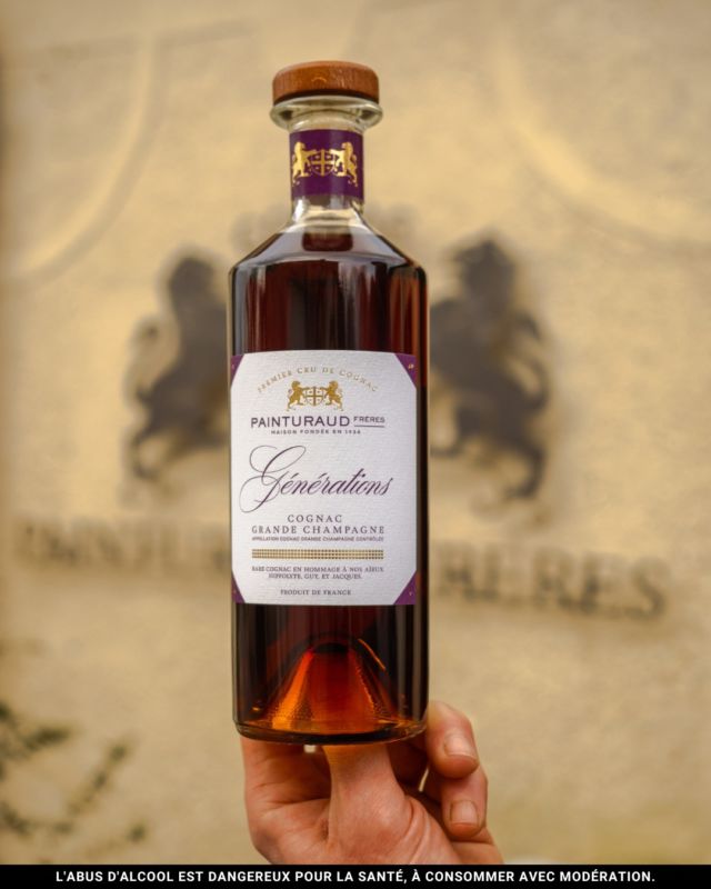 Découvrez notre très vieux cognac Générations, issu d’un fût de notre grand-père gardé pendant plus de 60 ans dans nos chais ✨

Volontairement complété avec les plus grandes eaux-de-vie de la famille, il révèle des arômes boisés, toastés, avec des notes de cacao, cuir et tabac. En bouche, son équilibre parfait mêle vanille, épices et amande, pour une expérience longue et complexe.🥃

Vous le connaissez ? 

👉🏼 Retrouvez le sur notre boutique en ligne en cliquant sur le lien en bio

#cognactasting #cognac #cognaccollection #cognaccollector #spiritueux #spiritueuxfrancais #spirits #grandechampagne #cognaclover #cognaclife #charente #cognacmaville #discovercognac #destinationcognac #igerscognac